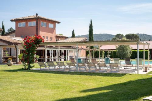 布拉卡尼Guadalupe Tuscany Resort的房屋前草坪上的一组椅子