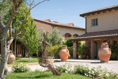 布拉卡尼Guadalupe Tuscany Resort的房屋前有大花瓶的花园