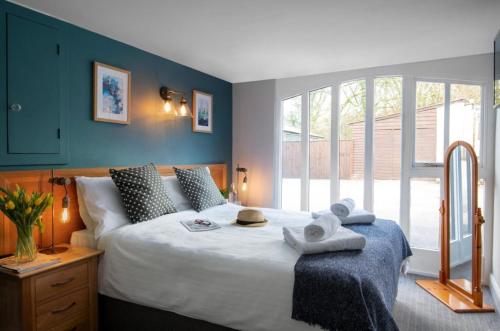 邓克斯韦尔望湖庄园的一间卧室配有一张大床和毛巾