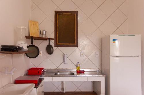 凯鲁Casa do Pepe的厨房配有水槽和白色冰箱
