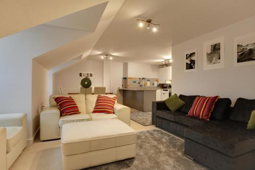 彼索普斯托福Modern Spacious Apartments的客厅配有沙发和桌子