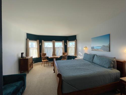 Lopez伊登怀尔德精品酒店的一间卧室配有一张床、一张沙发和一张桌子