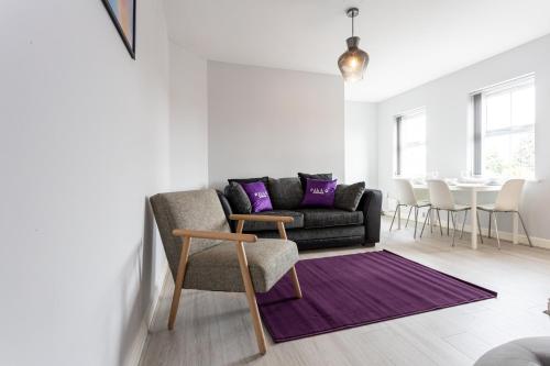 曼彻斯特Pillo Rooms Serviced Apartments - Trafford的客厅配有沙发和桌子