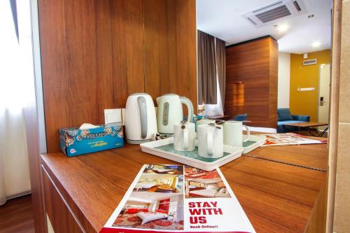乔治市CitiVilla Penang的配有带杂志的书桌的酒店客房