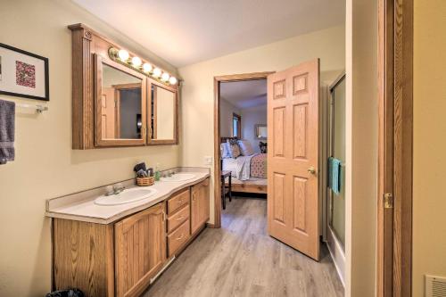 BirchwoodTranquil Cabin Getaway Near Red Cedar Lake!的一间带水槽和镜子的浴室
