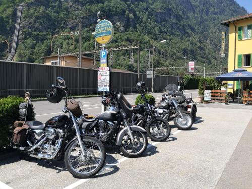 拉沃尔戈Hotel Elvezia的停在停车场的一排摩托车