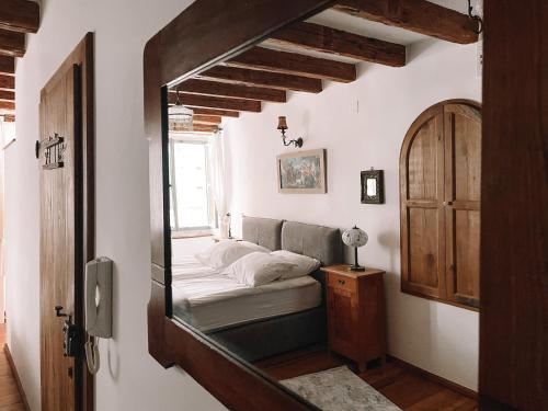 罗维尼卡萨加佐托酒店的一间卧室配有一张床和镜子