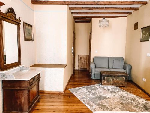 罗维尼卡萨加佐托酒店的一间带水槽的浴室和一张沙发