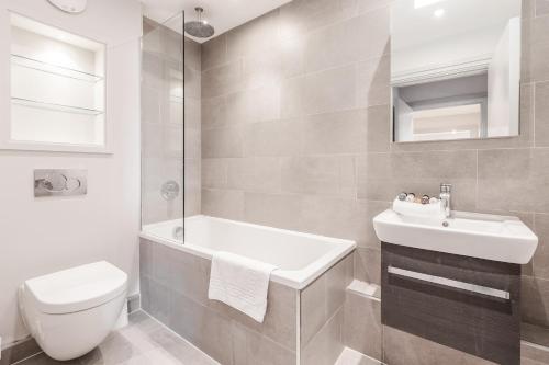 泰晤士河畔里士满Roomspace Serviced Apartments - The Quadrant的白色的浴室设有水槽和卫生间。