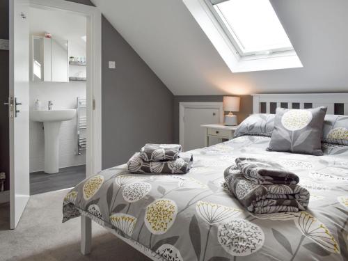 新米尔顿Highlands Retreat的一间卧室配有一张床和天窗