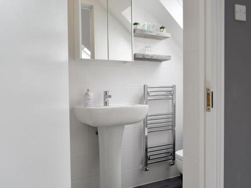新米尔顿Highlands Retreat的白色的浴室设有水槽和卫生间。