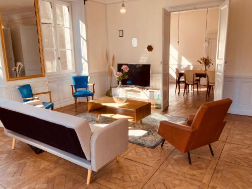 奥比松l'Albuconis7 Appartement 160m2的客厅配有沙发和椅子