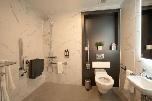 基尔肯尼基尔肯尼沃蒙德酒店的一间带卫生间和水槽的浴室