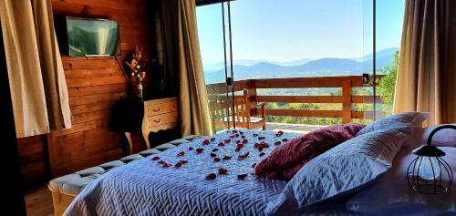 圣阿马鲁-达因佩拉特里斯Chalé da Montanha com Ofurô的一间带一张床的卧室,享有山景