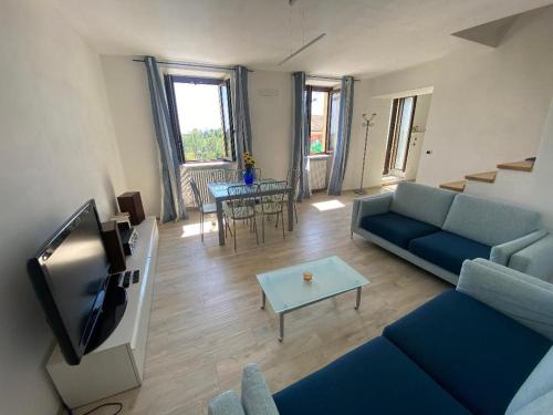蒙卡尔沃Terrazza Arcius的客厅配有蓝色的沙发和电视