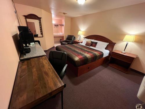 Frazier ParkFrazier View Motel的配有一张床和一张书桌的酒店客房