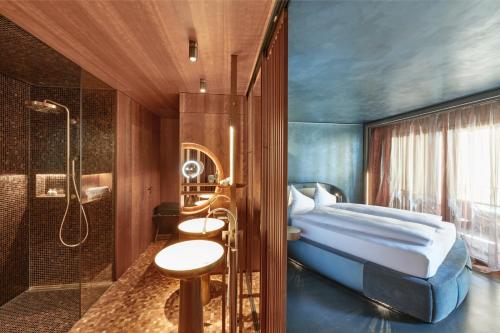 Eich太阳酒店的一间卧室配有一张床和淋浴,还有一间浴室
