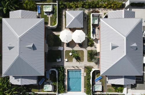 圣弗朗索瓦Hôtel Guadeloupe Palm Suites的享有带游泳池的房屋的顶部景致