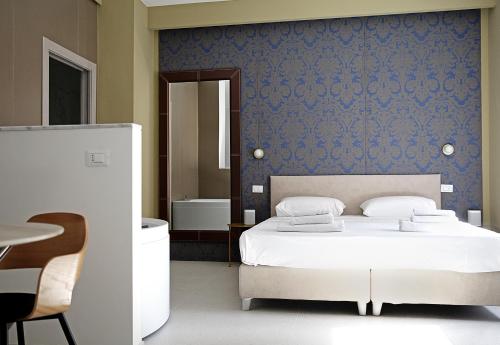 维罗纳Romantic Verona的卧室配有白色的床和蓝色的墙壁
