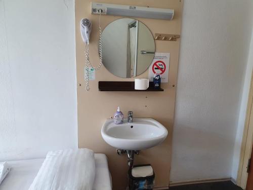 Märkischer Hof Hotel的一间浴室
