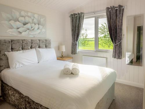 珀斯Lodge 3 - Rait的卧室配有一张白色大床和两条毛巾