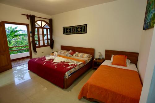 阿约拉港加拉帕戈斯明珠住宿加早餐旅馆的一间卧室设有两张床和窗户。