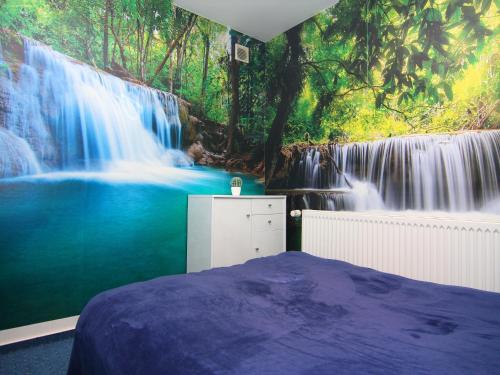 GüsterHoliday flat at the Prüßsee with beautiful bathing area in Güster的一间卧室,配有瀑布壁画