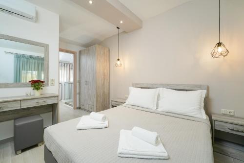 帕纳基雅Villa Oresti的卧室配有带白色枕头的大床