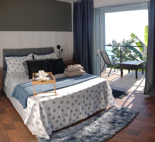 弗洛里亚诺波利斯Suite com piscina的一间卧室配有一张桌子和一张床铺