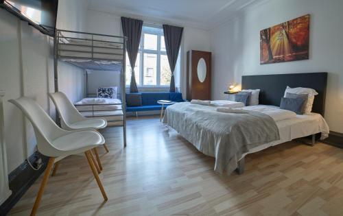 哥本哈根阿迈厄岛酒店的一间卧室配有一张床和一张双层床。