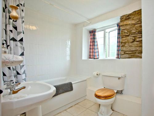 Saint MartinGranary - Uk31175的白色的浴室设有卫生间和水槽。