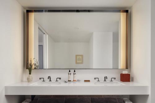旧金山The LINE San Francisco的一间带两个盥洗盆和大镜子的浴室