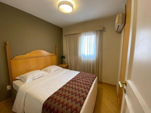 圣保罗Flat Residence Moema c/ cozinha e lavadora UH104的一间卧室设有一张大床和一个窗户。