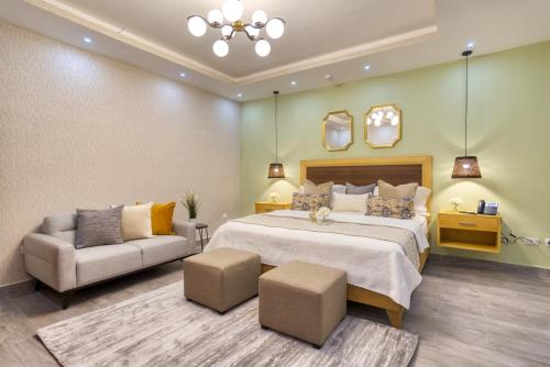 HigueyMelina Hotel的一间卧室配有一张床、一张沙发和一把椅子