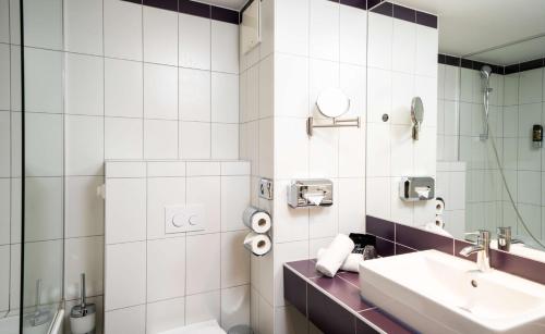 维也纳elaya hotel vienna city west的白色的浴室设有水槽和镜子