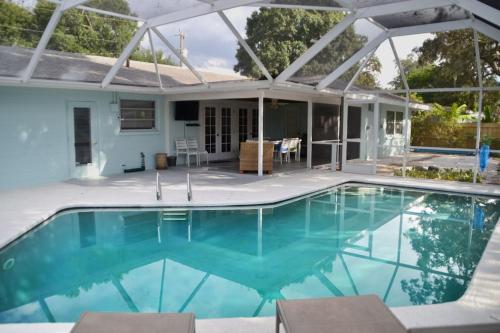 萨拉索塔Clematis House near Arlington Park with Heated Pool的一座带房子的游泳池