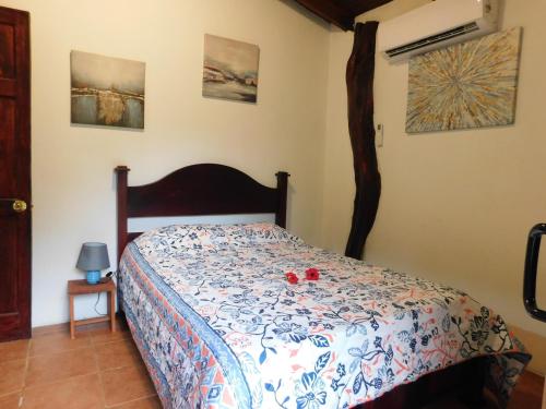 萨玛拉Villas jungle 5的一间卧室配有一张带蓝色和白色棉被的床