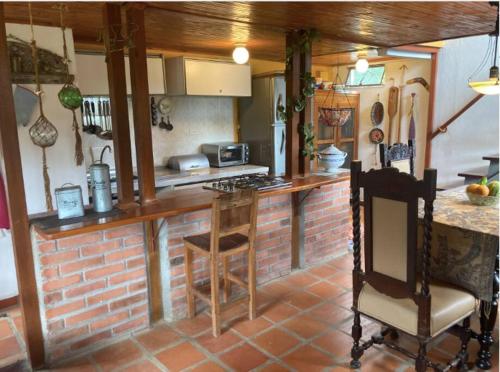 马尼萨莱斯Mirador de los Vientos的厨房设有柜台和砖墙