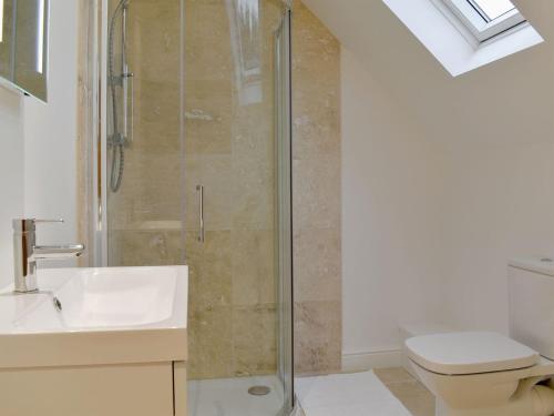 MarnhullThe New Inn Barn-uk31813的带淋浴、卫生间和盥洗盆的浴室