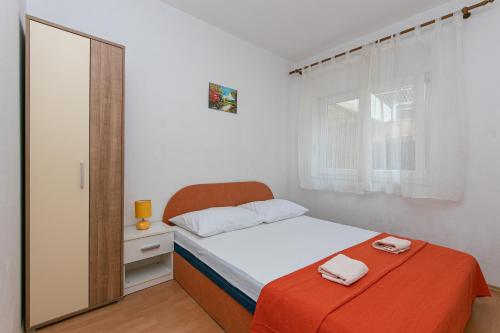 格拉达茨Apartments with a parking space Gradac, Makarska - 5198的一间小卧室,配有一张床和镜子