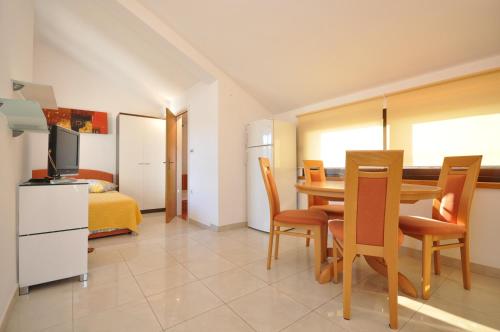 尼亚卢卡Apartments by the sea Vela Luka, Korcula - 9243的厨房以及带桌椅的用餐室。