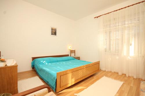 乌格连Apartments by the sea Ugljan - 348的一间卧室设有一张床和一个大窗户