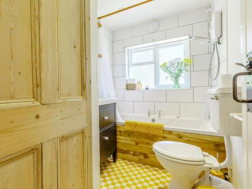 伍德布里奇Angel Lane的浴室配有卫生间、浴缸和水槽。