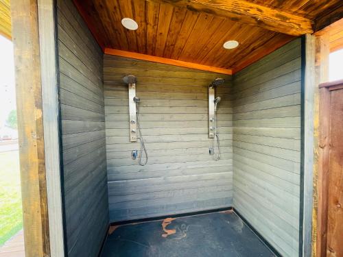 Colorado CityDesert Sage Retreat的房屋内的淋浴间,拥有木制天花板