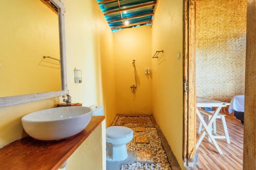 珀尼达岛艾杜森林小屋旅馆的浴室配有白色水槽和卫生间。
