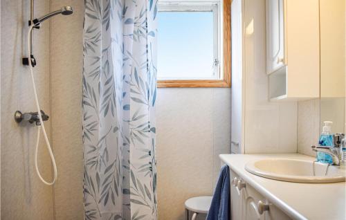 EtnesjøenCozy Home In Etne With Wifi的浴室配有淋浴帘和盥洗盆。