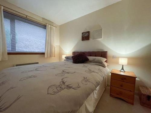 金洛赫伯维Bervie Road Cottage的一间卧室,配有一张带鹿的床铺