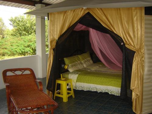 Resort Aloi客房内的一张或多张床位