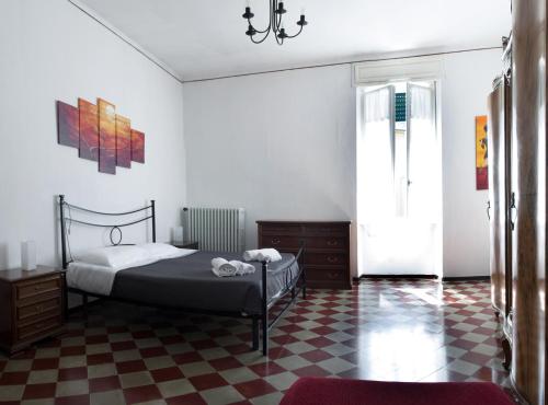 CastroCasa Paradise的一间卧室配有一张床,铺有一个 ⁇ 板地板