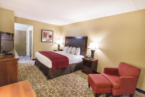 布兰森大橡树酒店的配有一张床和一把椅子的酒店客房